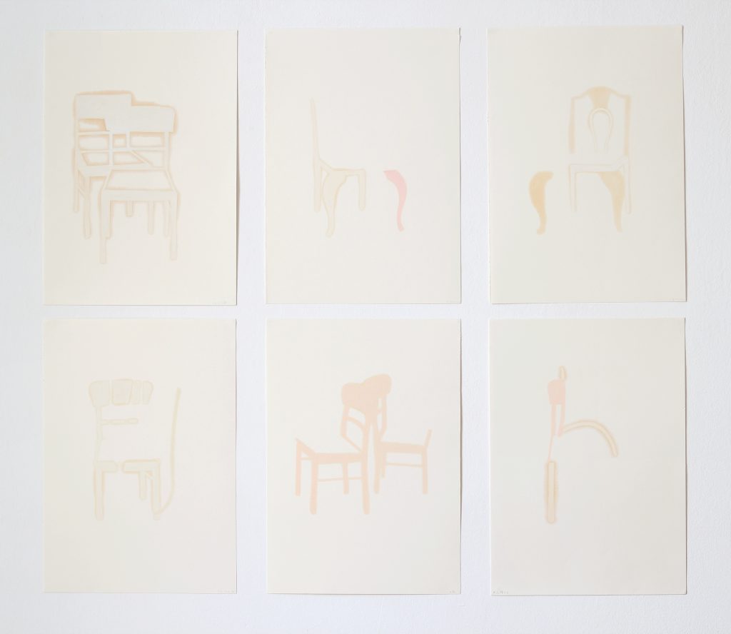 Sechs hochformatige Zeichnungen mit schemenhaften umrissen von Stühlen