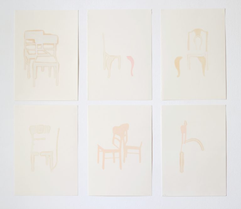 Sechs hochformatige Zeichnungen mit schemenhaften umrissen von Stühlen